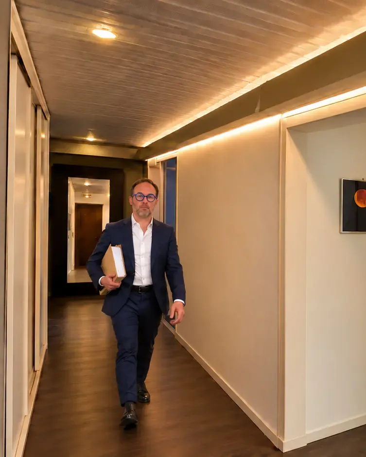 Maître Arnaud Cousin dans le couloir du cabinet, un dossier sous le bras