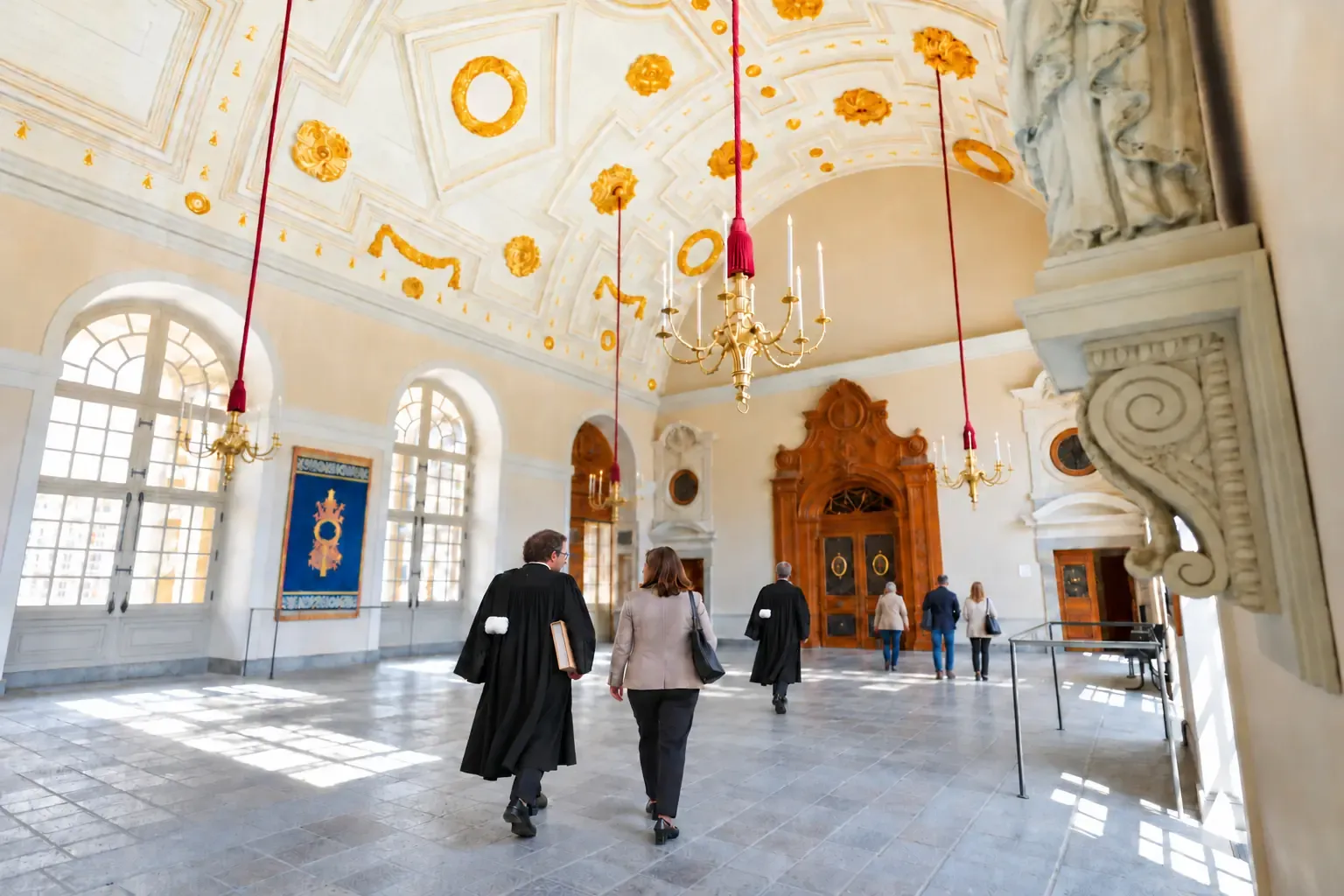 Avocats en robe dans la salle des Procureurs du Parlement de Bretagne